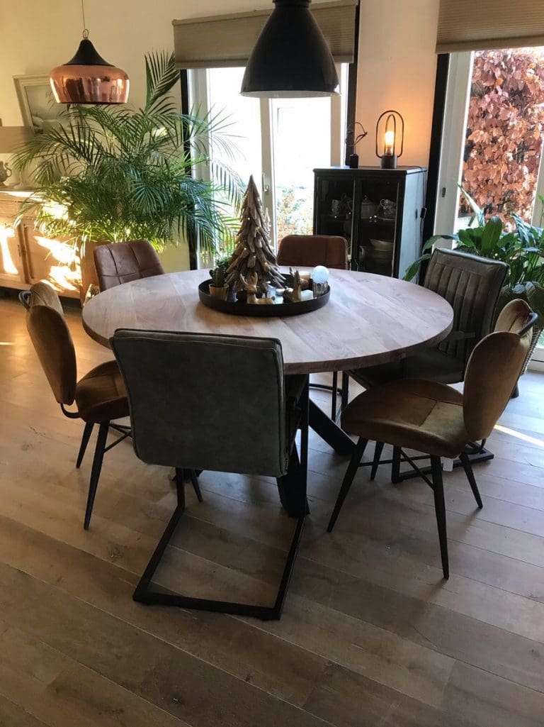 Ronde eiken tafel met stalen 3D spinpoot