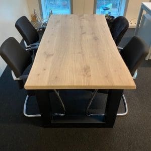 Eiken boomstamtafel met zwarte stalen u poot