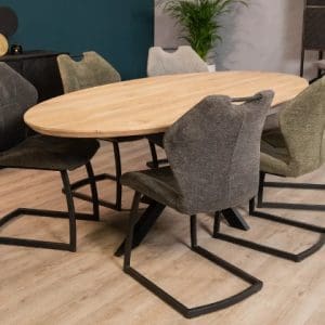 Ovaal eiken eettafel met stalen 3D spinpoot