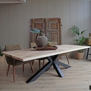 Eiken boomstamtafel met zwarte stalen 3D spin poot