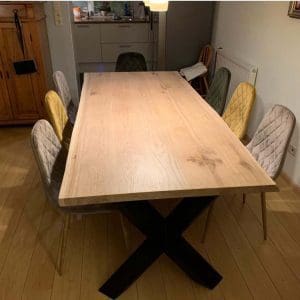 Eiken boomstamtafel met stalen X diamant poot