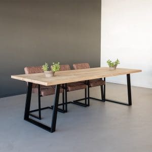 Eiken eettafel recht met zwarte denn poot