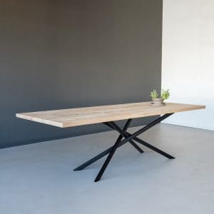 Eiken eettafel met zwarte stalen Fio poot