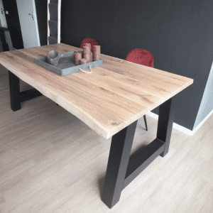 Eiken boomstamtafel met zwarte stalen A poot