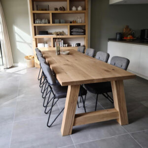 Eiken eettafel met houten a poot