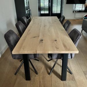 Eiken eettafel recht met stalen N-ovaal poot