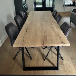 Eiken boomstamtafel met stalen Denn poot