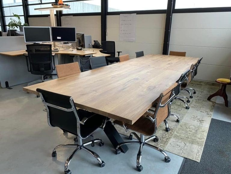 Rechte vergadertafel