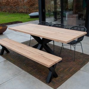 Rechte eiken tuintafel met 3D stalen poot zwart