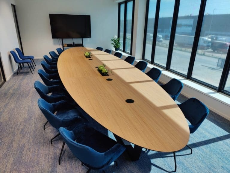 Ovale vergadertafel