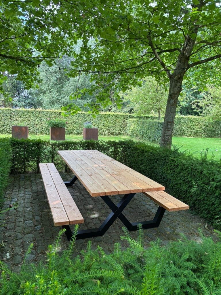 DOuglas houten picknicktafel buiten op terras onde rbeschutting met stalen poten zwart
