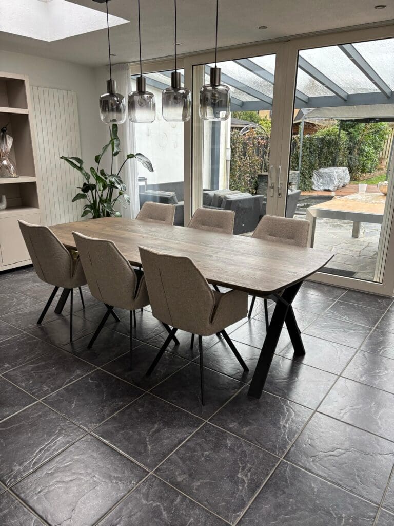 Eiken eettafel deens ovaal met x poten staal oak black