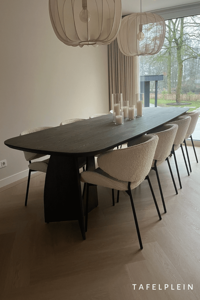 Deens ovale eetkamertafel van eikenhout in de zwart matte kleur met beige eetkamerstoelen