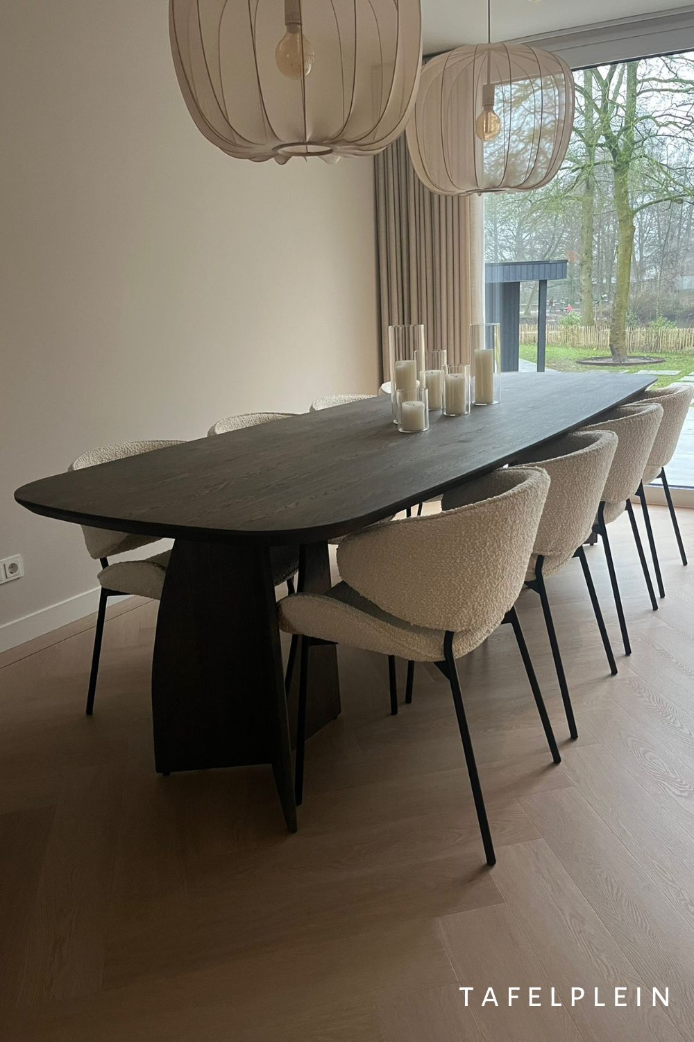 Deens ovale eetkamertafel van eikenhout in de zwart matte kleur met beige eetkamerstoelen