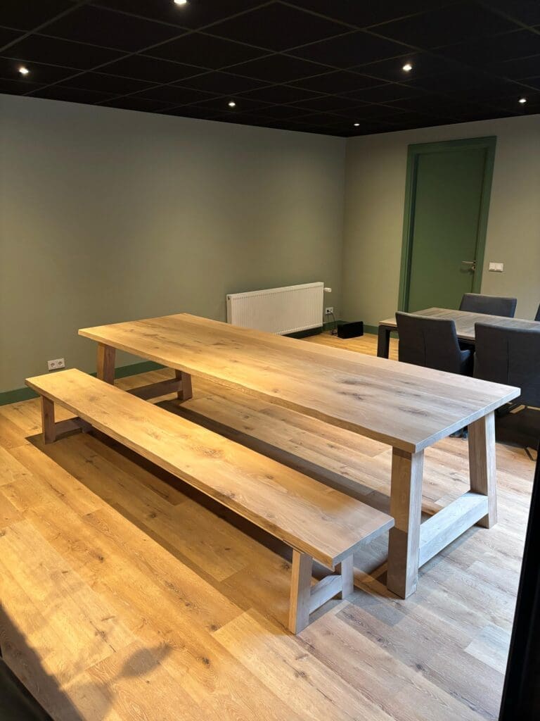 Eiken boomstamtafel met eiken a poten en eiken bank