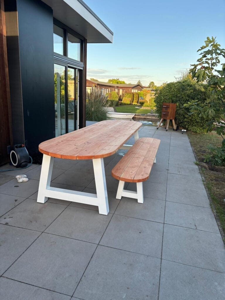 douglas tuintafel half ovaal met stalen a poten in wit met bijpassend bankje op terras