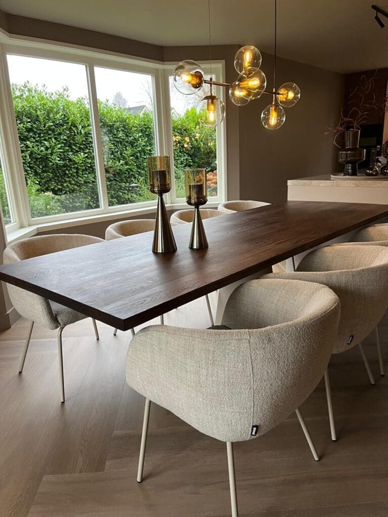 Eiken eettafel rechtbekand verfijnd eiken met monocoat in chocolade kleur met beige stoelen op dunnen witte poten