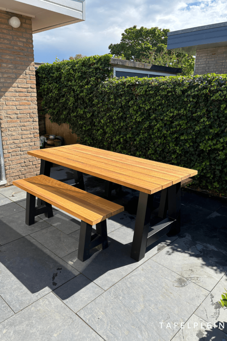 Iroko houten tuintafel met Zwarte a poten van staal