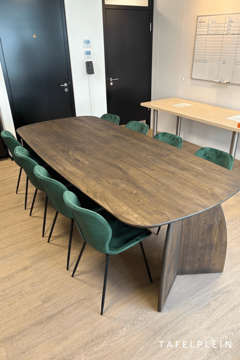 Eikentafel deens ovaal verjong oak black maan eiken met groene stoelen.