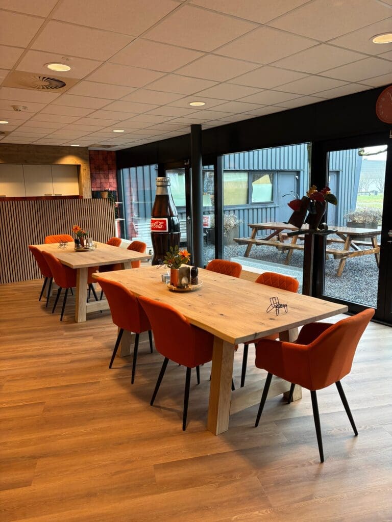 Eiken eettafel rechtbekand met eiken a poten skylt matt gelakt