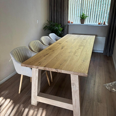 Eiken eetkamertafel in een keuken met vier stoelen