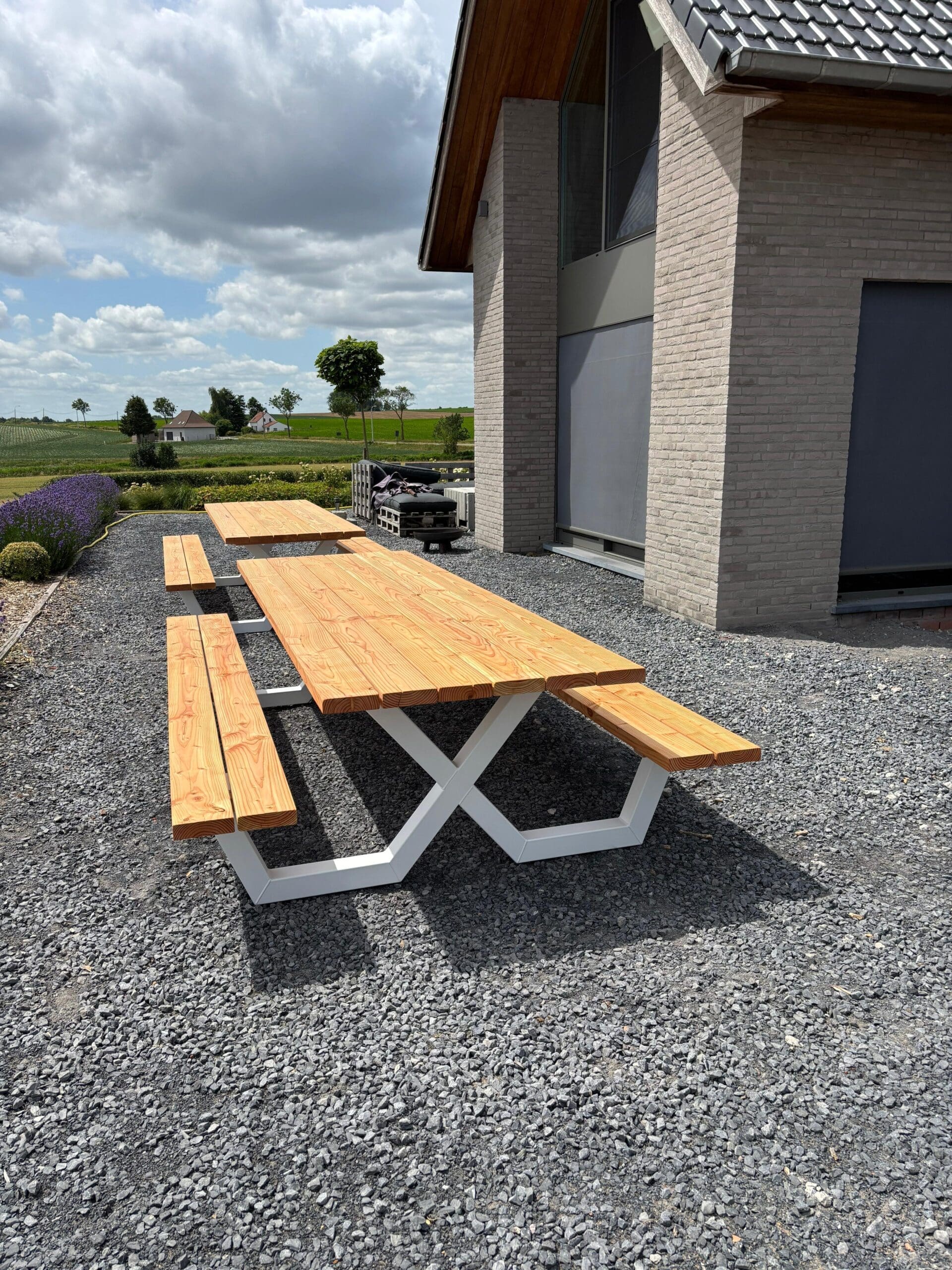 Douglas tuintafel met picknick poot in wit gepoedercoate poten in achtertuin op grind