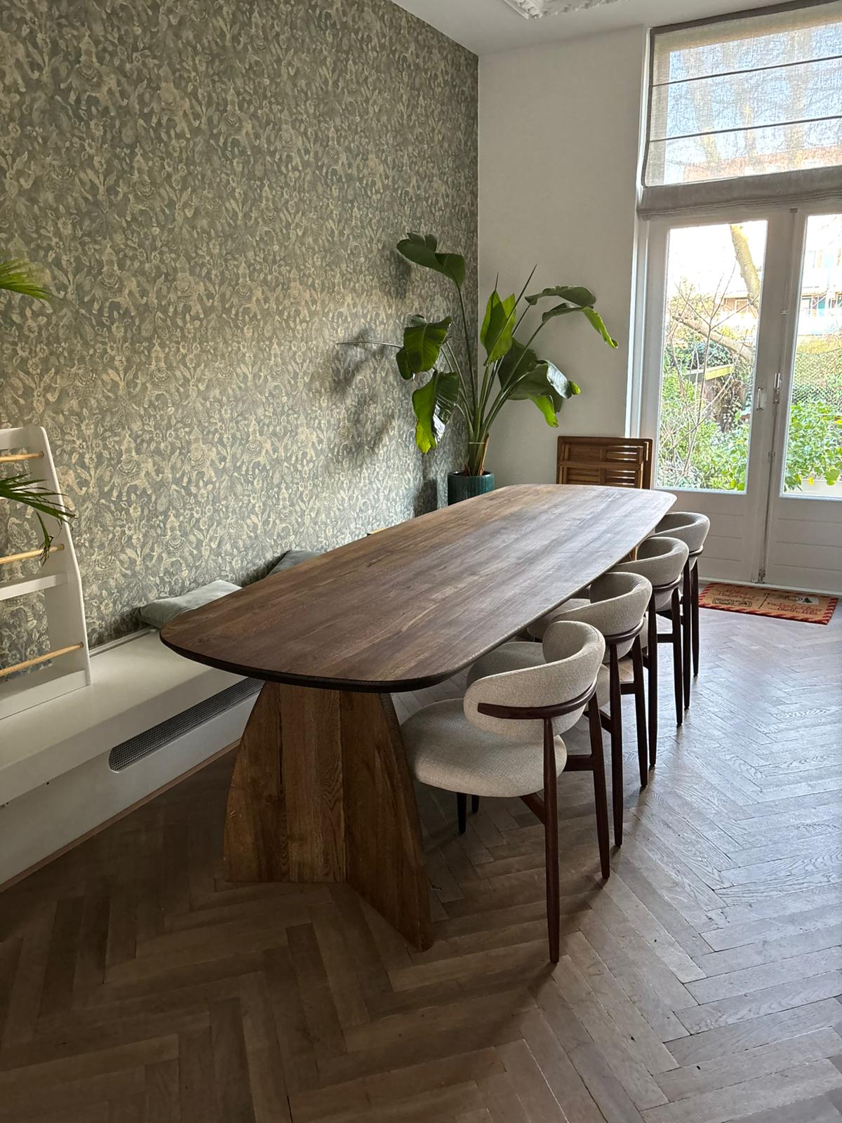 Deens ovale eettafel eieken xl maan poten in oak brown in eetkamer met bank aan muur