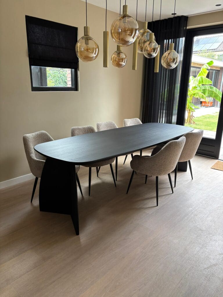 Eiken-eettafel-deens-ovaal-met-eiken-xl-maan-poten-Black-Matt-