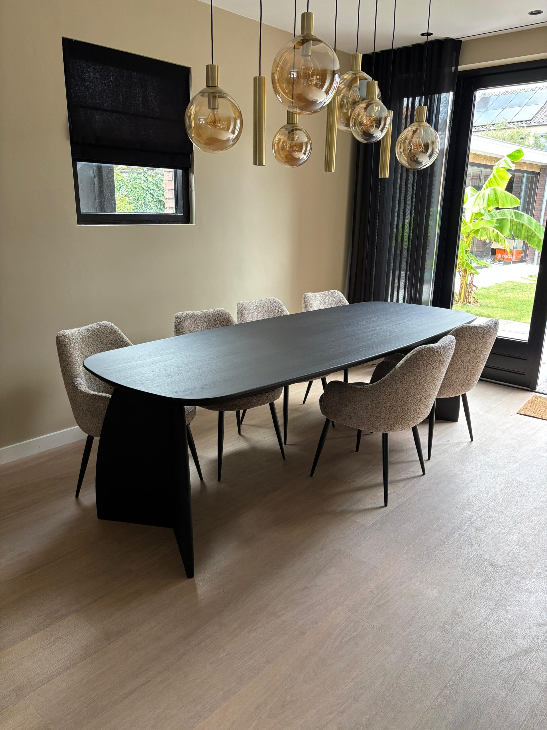 Eiken-eettafel-deens-ovaal-met-eiken-xl-maan-poten-Black-Matt-