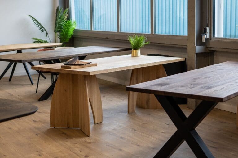 Showroom tafelplein met verschillende tafels en andere poten