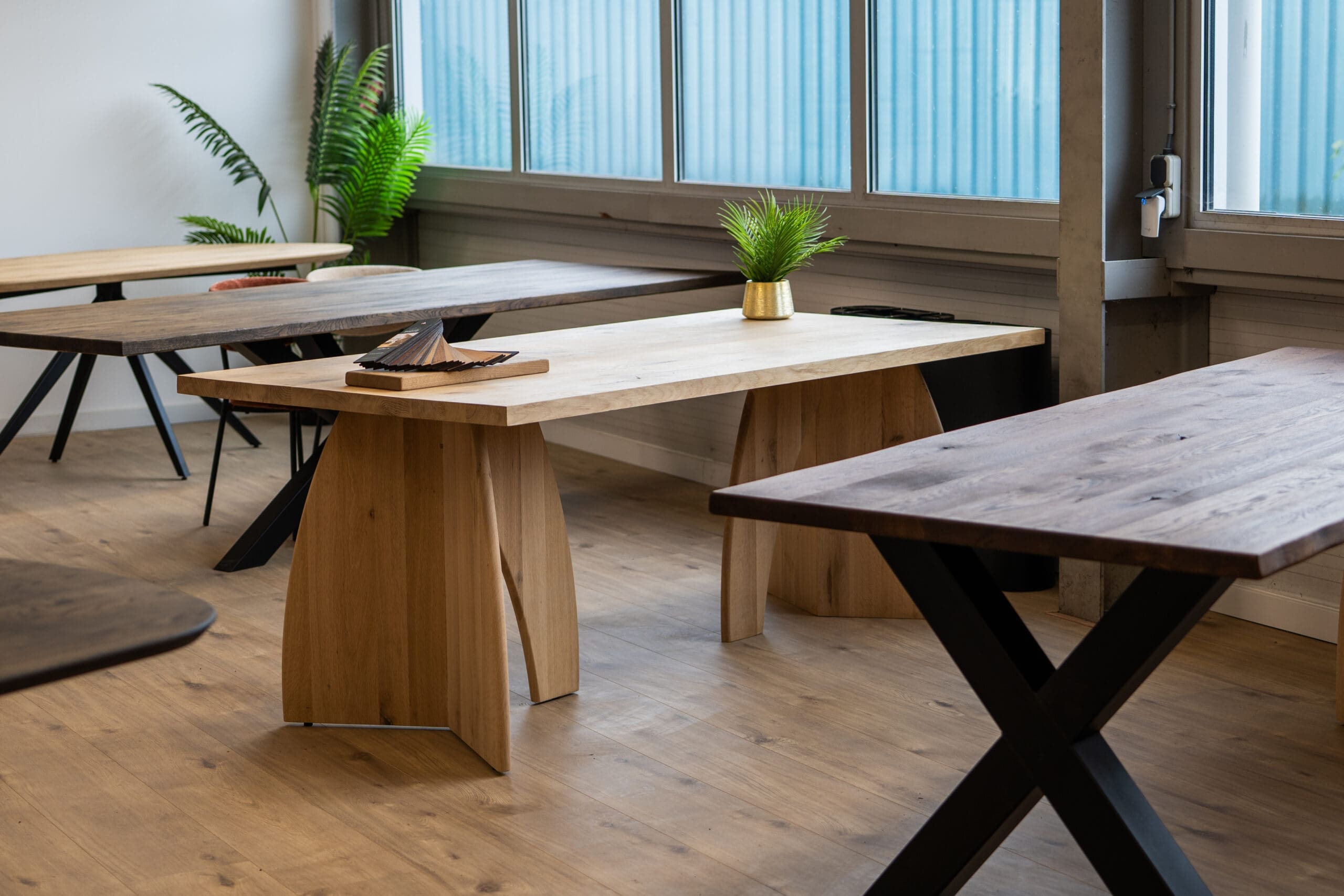 Showroom tafelplein met verschillende tafels en andere poten