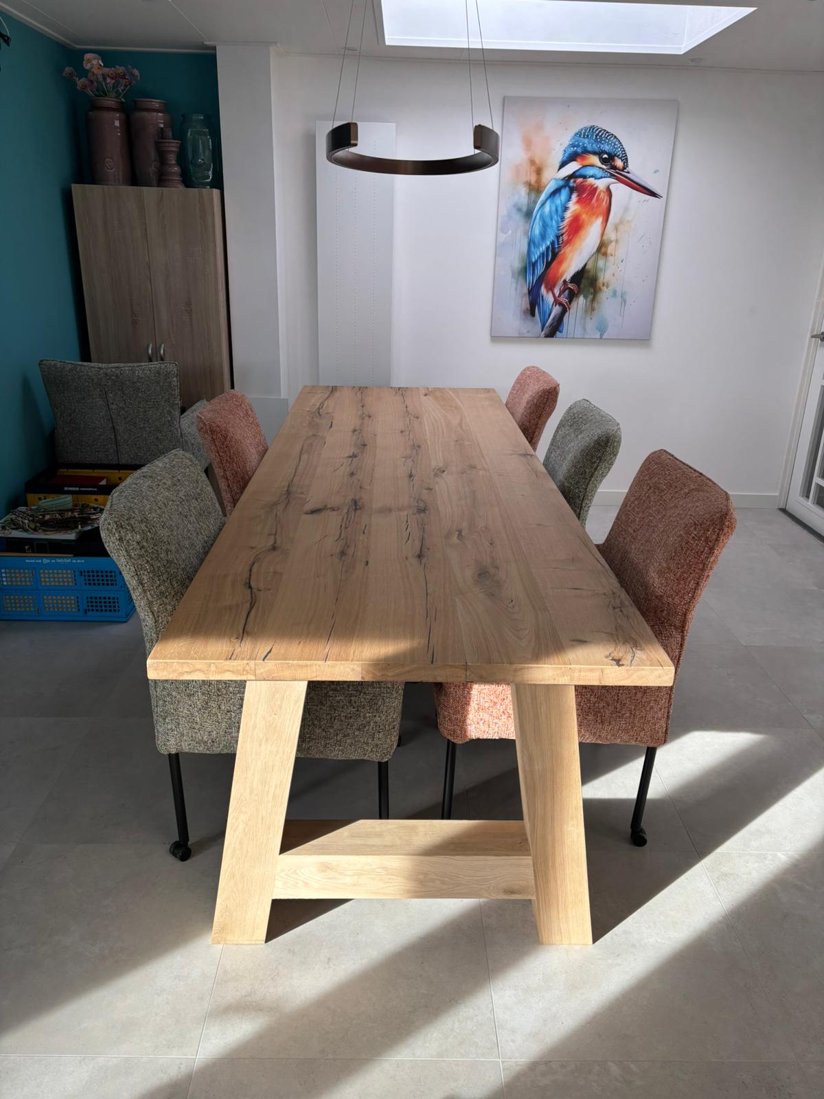 Eikenhouten eettafel met A poten van eikenhout