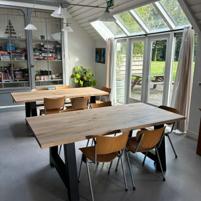 Eiken Boomstamtafel Skylt + A staal zwart.