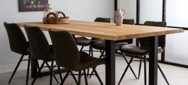 Eiken boomstamtafel met zwarte stalen u poot