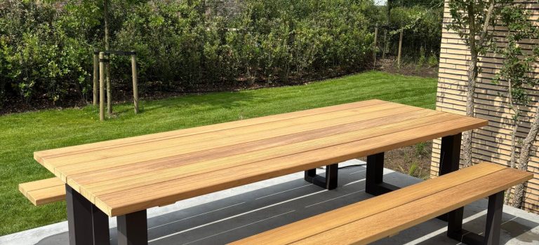 Tuintafel IROKO rechtbekand + 2 banken - U staal zwart